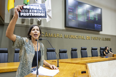 Movimentação de Plenário. Na tribuna a vereadora Juliana de Souza.
