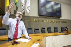 Movimentação de Plenário. Na tribuna o vereador Roberto Robaina.