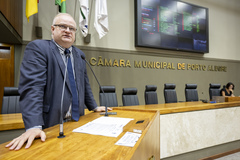 Movimentação de Plenário. Na tribuna o vereador Tiago Albrecht.