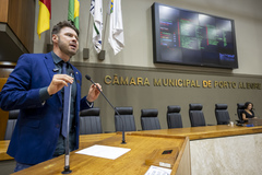 Movimentação de Plenário. Na tribuna o vereador Jessé Sangalli.