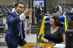 Movimentação de Plenário. Na imagem o vereador Giovani Culau e Coletivo e vereadora Comandante Nádia.