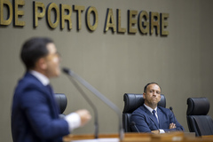 Movimentação de Plenário. Vereador Moisés Braboza preside a sessão.