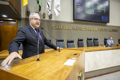 Movimentação de Plenário. Na tribuna o vereador Idenir Cecchin.