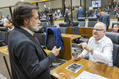 Movimentação de plenário. Na foto, os vereadores Aldacir Oliboni e Tiago Albrecht.