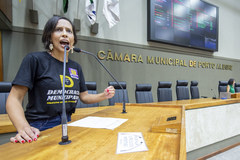Movimentação de plenário. Na tribuna, a vereadora Juliana de Souza.