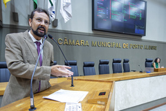 Movimentação de plenário. Na tribuna, o vereador Jonas Reis.