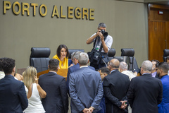 Movimentação de Plenário. Presidente Comandante Nádia com os líderes de bancada.