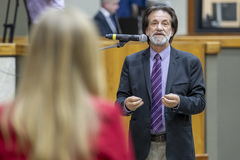 Movimentação de plenário. No microfone de apartes, o vereador Aldacir Oliboni. Na tribuna, a vereadora Vera Armando.