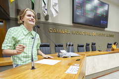 Movimentação de plenário. Na tribuna, a vereadora Natasha Ferreira.