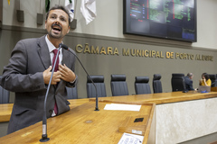 Movimentação de plenário. Na tribuna, o vereador Jonas Reis.