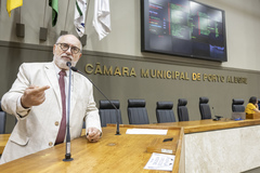 Movimentação de plenário. Na tribuna, o vereador Pedro Ruas.