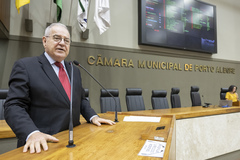 Movimentação de plenário. Na tribuna, o vereador Idenir Cecchim.