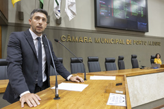 Movimentação de plenário. Na tribuna, o vereador Marcos Felipi.