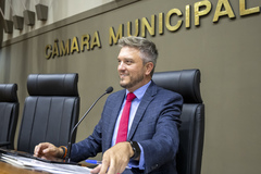 Movimentação de plenário. Na foto, vereador Ramiro Rosário preside a Reunião Conjunta das Comissões Permanentes.