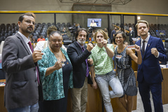 Movimentação de Plenário. Na imagem os vereadores Jonas Reis, Grazi Oliveira, Aldacir Oliboni, Natasha Ferreira, Juliana de Souza e Alexandre Bublitz.