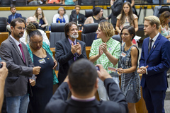 Movimentação de Plenário. Na imagem os vereadores Jonas Reis, Grazi Oliveira, Aldacir Oliboni, Natasha Ferreira, Juliana de Souza e Alexandre Bublitz.