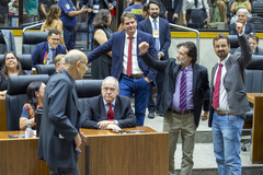 Movimentação de Plenário. Vereadores Aldacir Oliboni e Jonas Reis comemoram aprovação de PL.
