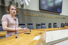 Movimentação de plenário. Na tribuna, a vereadora Natasha Ferreira.