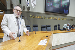 Movimentação de plenário. Na tribuna, o vereador Pedro Ruas.