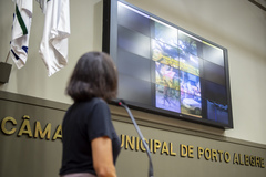 Movimentação de plenário. Na tribuna, a vereadora Comandante Nádia.