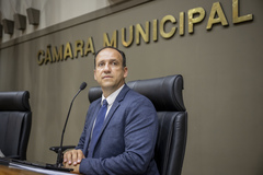 Movimentação de plenário. Vereador Moisés Barboza assume momentaneamente a presidência.