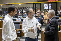 Movimentação de plenário. Na foto, os vereadores Jonas Reis, Roberto Robaina e Idenir Cecchim.