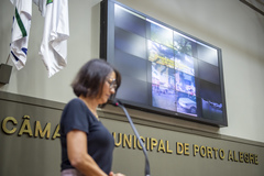 Movimentação de plenário. Na tribuna, a vereadora Comandante Nádia.