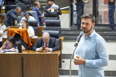 Movimentação de plenário. No microfone de apartes, o vereador Jessé Sangalli.