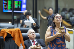 Movimentação de plenário. Na foto, a vereadora Cláudia Araújo e o vereador Idenir Cecchim.