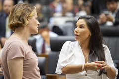 Movimentação de plenário. Na foto, as vereadoras Mariana Lescano e Natasha Ferreira.