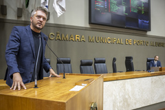 Movimentação de plenário. Na tribuna, o vereador Ramiro Rosário.