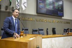 Movimentação de plenário. Na tribuna, o vereador Moisés Barboza.
