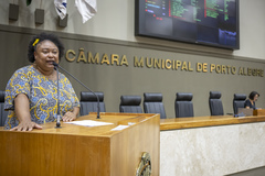 Movimentação de plenário. Na tribuna, a vereadora Grazi Oliveira.