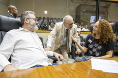 Movimentação de plenário. Na foto, os vereadores Roberto Robaina, Pedro Ruas e a deputada estadual, Luciana Genro.