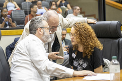 Movimentação de plenário. Na foto, os vereadores Roberto Robaina, Pedro Ruas e a deputada estadual, Luciana Genro.