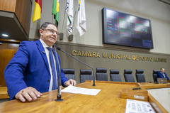 Movimentação de plenário. Na tribuna, o vereador Hamilton Sossmeier.