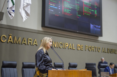 Movimentação de plenário. Na tribuna, a vereadora Fernanda Barth.