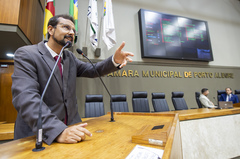 Movimentação de plenário. Na tribuna, o vereador Jonas Reis.