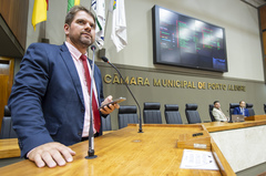 Movimentação de plenário. Na tribuna, o vereador Márcio Bins Ely.