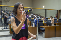 Movimentação de plenário. No microfone de apartes, a vereadora Juliana de Souza.