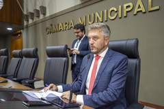Movimentação de plenário. Vereador Ramiro Rosário preside a Reunião Conjunta das Comissões Permanentes.