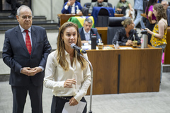 Movimentação de plenário. No microfone de apartes, a vereadora Mari Pimentel.