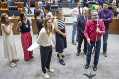 Movimentação de plenário. No microfone de apartes, o vereador Roberto Robaina.