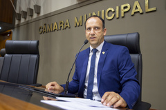 Movimentação de plenário. Vereador Moisés Barboza preside a sessão.