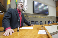 Movimentação de plenário. Na tribuna, o vereador Roberto Robaina.