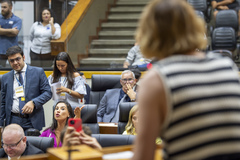 Movimentação de plenário. Em destaque, a vereadora Mariana Lescano. Na tribuna, a vereadora Natasha Ferreira.