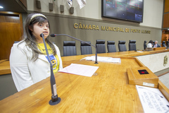 Tribuna popular com a Associação dos Familiares e Amigos do Down – AFAD. Na tribuna, Rhaíssa Cordela, representante da AFAD.