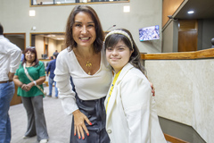 Tribuna popular com a Associação dos Familiares e Amigos do Down – AFAD. Na foto, a vereadora Comandante Nádia e a representante da AFAD, Rhaíssa Cordela.
