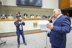 Período de Comunicações em homenagem aos 47 anos do Brique da Redenção. No microfone de apartes, o vereador Gilvani o Gringo.