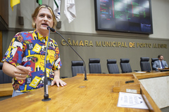 Movimentação de plenário. Na tribuna, a vereadora Natasha Ferreira.